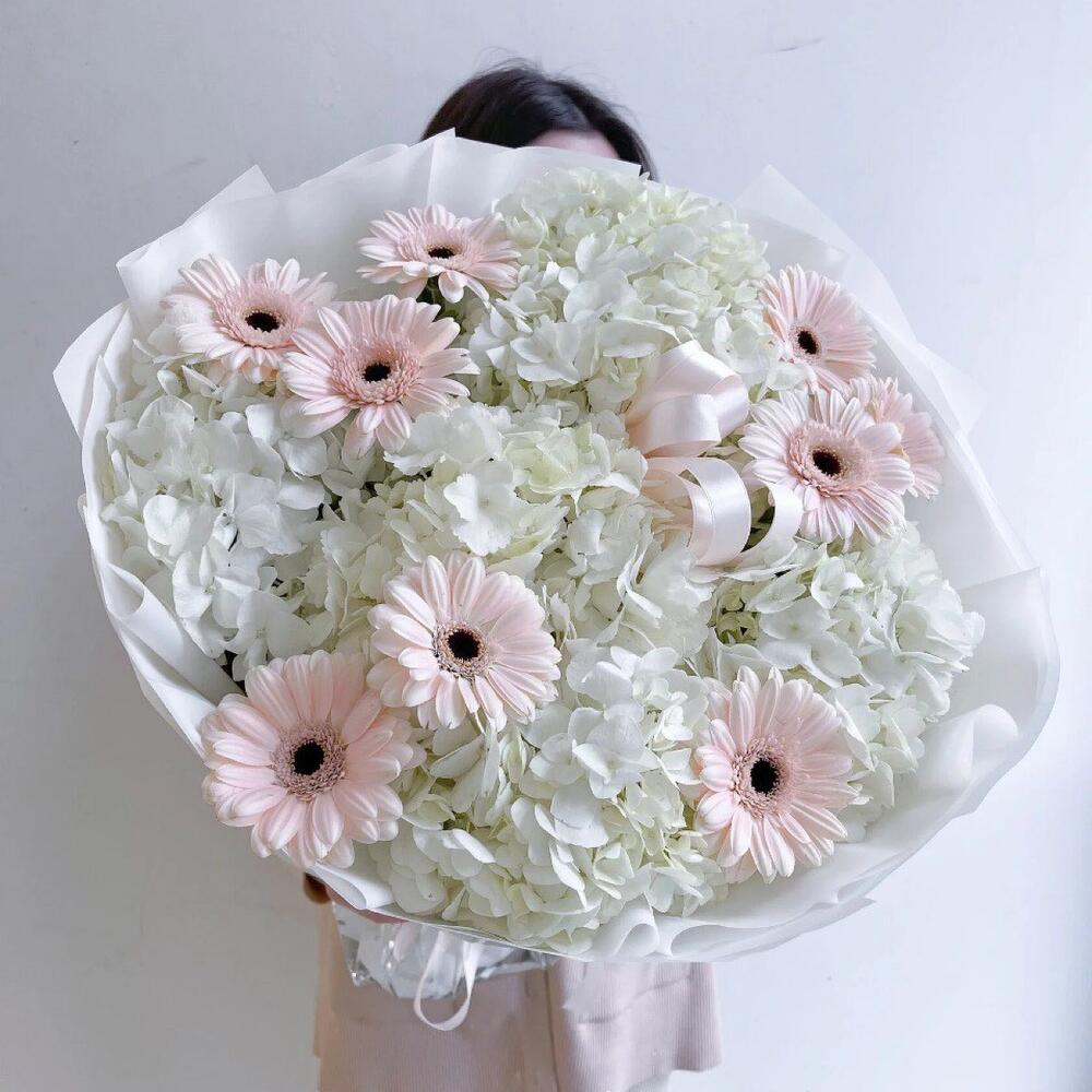 A bouquet of Hydrangea and Gerbera flowers